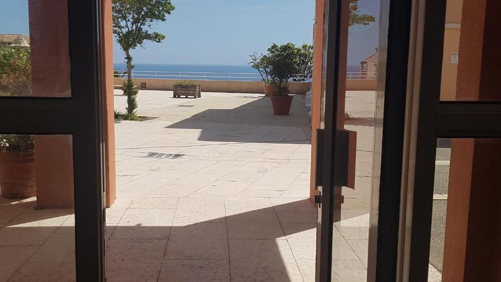 Vista generica sul mare o vista sul mare dall'interno dell'appartamento