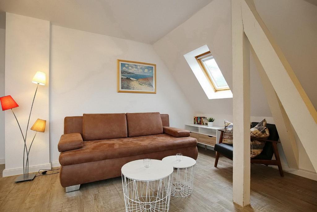 een woonkamer met een bank en een tafel bij Villa Triton Wohnung 05 in Boltenhagen