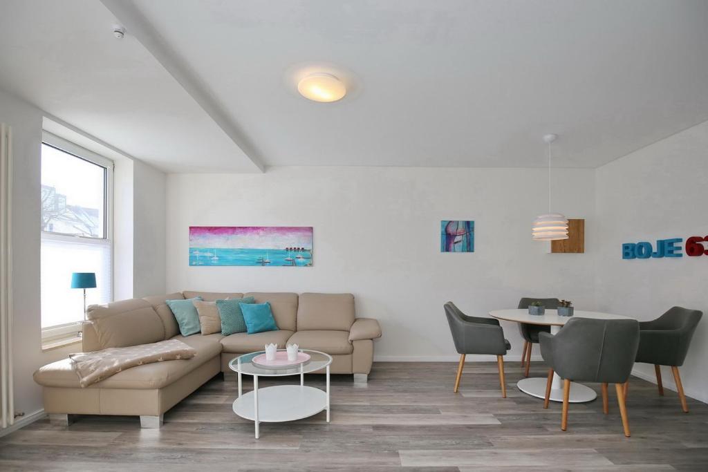 a living room with a couch and a table at Sünnslag Wohnung 063 in Boltenhagen