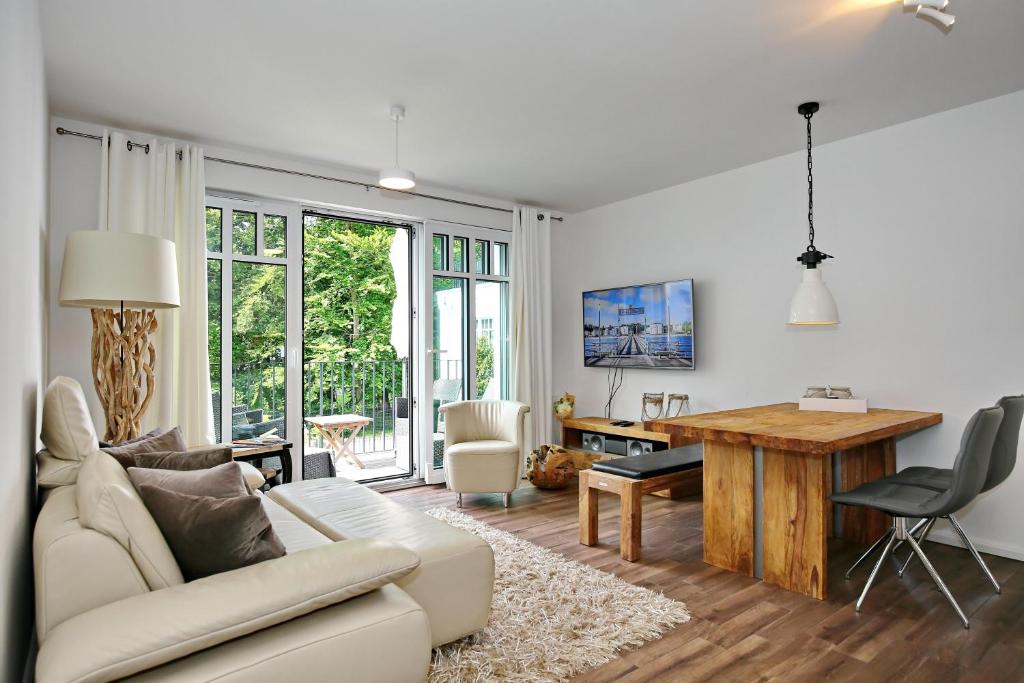 ein Wohnzimmer mit einem Sofa und einem Tisch in der Unterkunft Linden-Palais Wohnung 25 in Heiligendamm