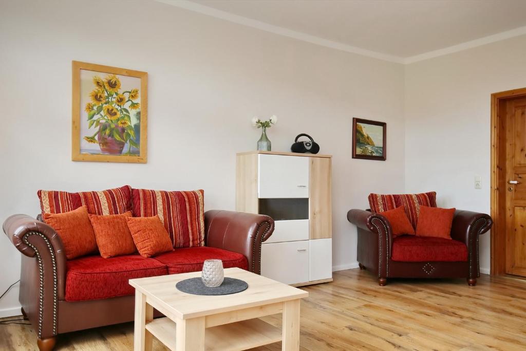 ein Wohnzimmer mit 2 Sofas und einem Tisch in der Unterkunft Tarnewitzer Wohnung Olga in Tarnewitz