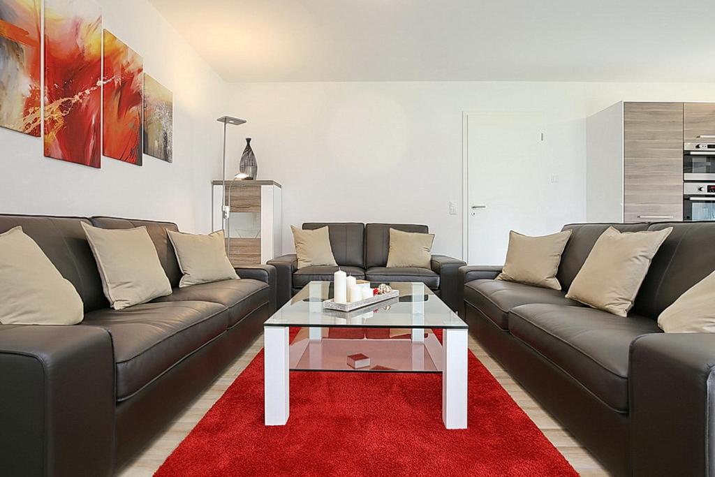 a living room with a couch and a coffee table at Reethaus Am Mariannenweg 08b in Boltenhagen