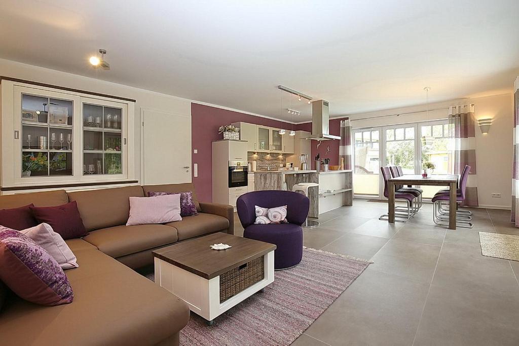 a living room with a couch and a table at Reethaus Am Mariannenweg 10b in Boltenhagen