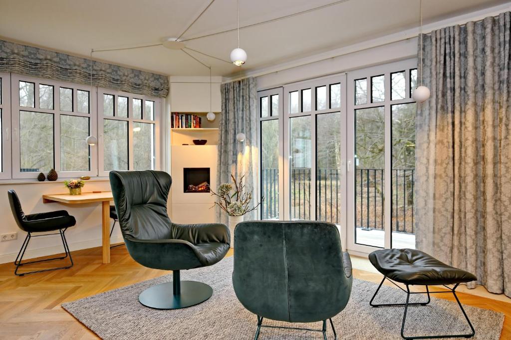 ハイリゲンダムにあるLinden-Palais Wohnung 28のリビングルーム(椅子2脚、テーブル、窓付)