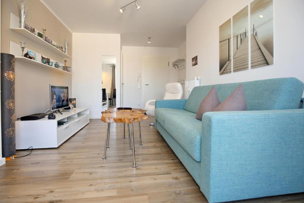 ハイリゲンダムにあるResidenz von Flotow Wohnung 10のリビングルーム(青いソファ、テーブル付)