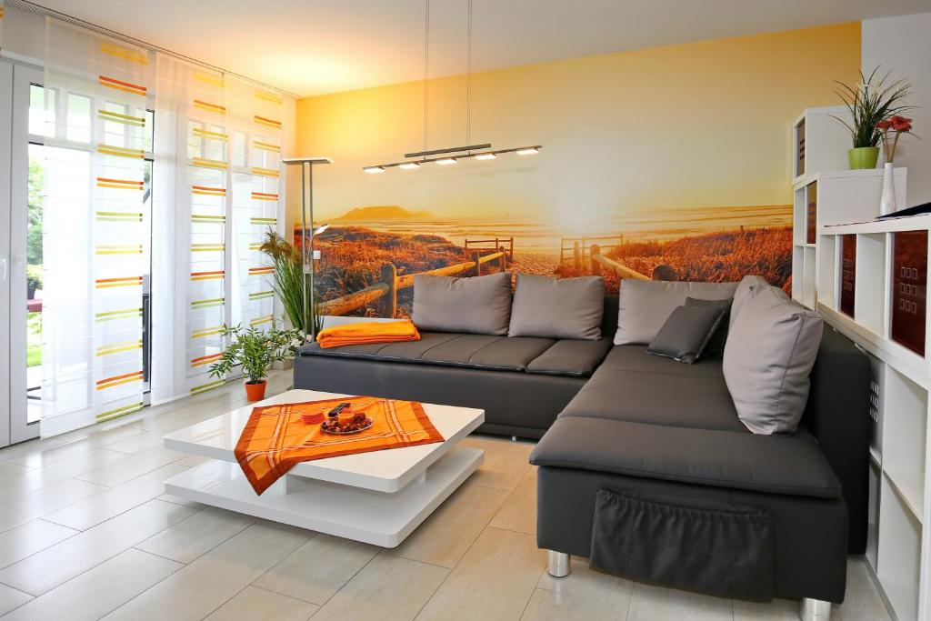 ein Wohnzimmer mit einem Sofa und einem Tisch in der Unterkunft Linden-Palais Wohnung 02 in Heiligendamm