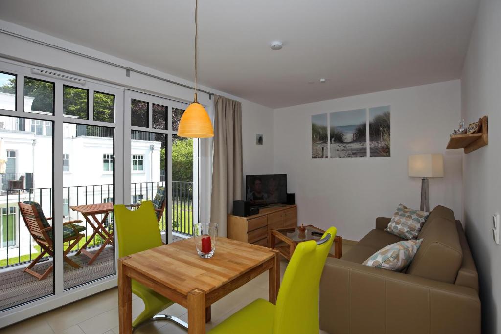 uma sala de estar com um sofá e uma mesa em Linden-Palais Wohnung 27 em Heiligendamm