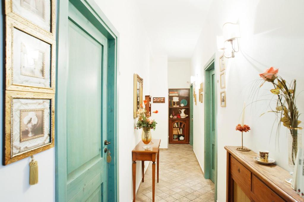 a hallway with a blue door and a table at B&B Nonna Maria in Termoli