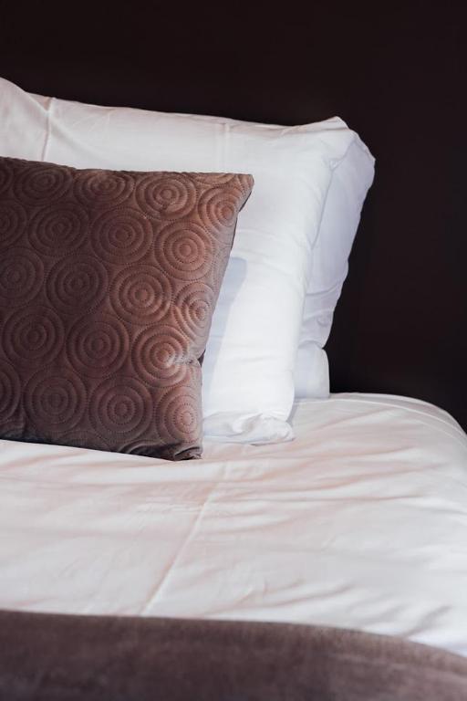 Postel nebo postele na pokoji v ubytování Harbour Suites Boutique Hotel