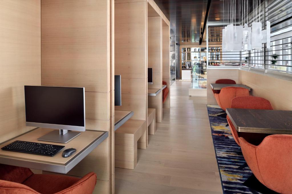 TV a/nebo společenská místnost v ubytování Crowne Plaza Dubai Marina by IHG