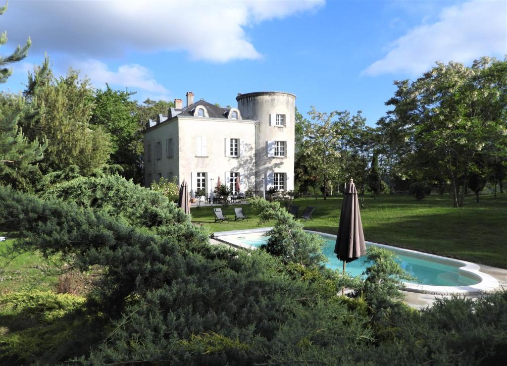an estate with a pool in front of a building at Château de la Comtesse in Saint-Martin-Petit