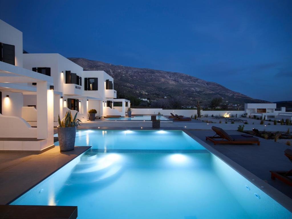 eine Villa mit einem Pool in der Nacht in der Unterkunft Sereno Natu Villas in Skyros