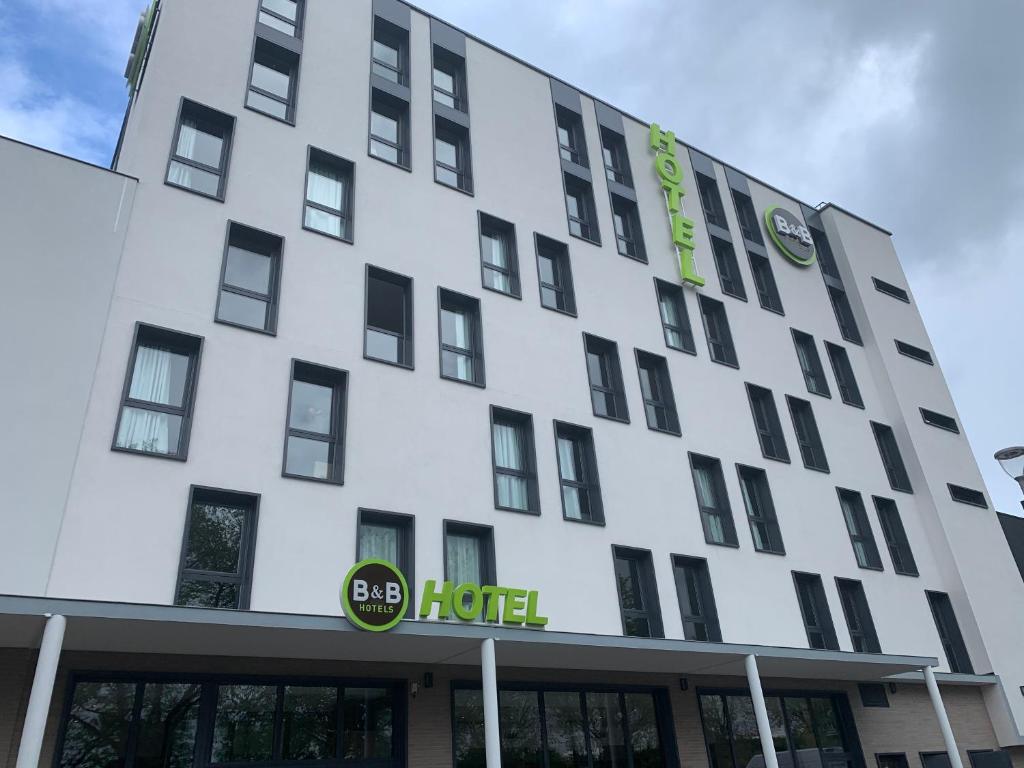 duży biały budynek z napisem w obiekcie B&B HOTEL Champigny-sur-Marne w mieście Champigny-sur-Marne