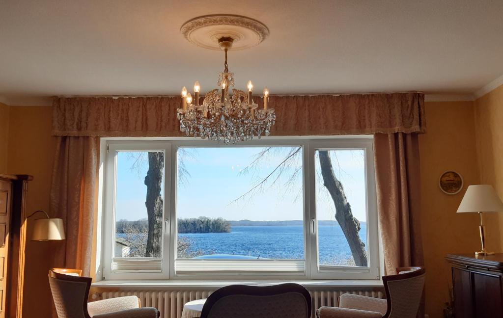 ventana grande con vistas al agua en Exklusive Ferienwohnung Strohberg en Plön