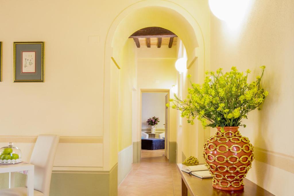 a vase sitting on a table in a hallway at La Chiocarella in Pienza