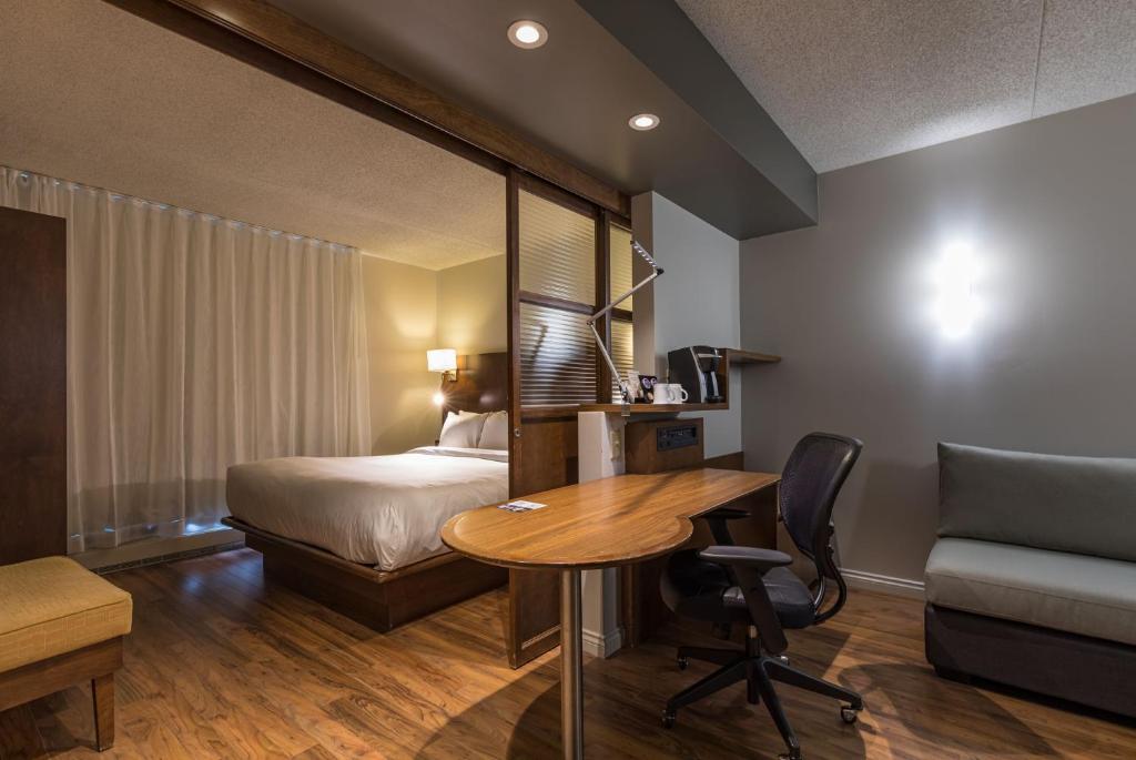 Postel nebo postele na pokoji v ubytování Hôtel & Suites Normandin Québec