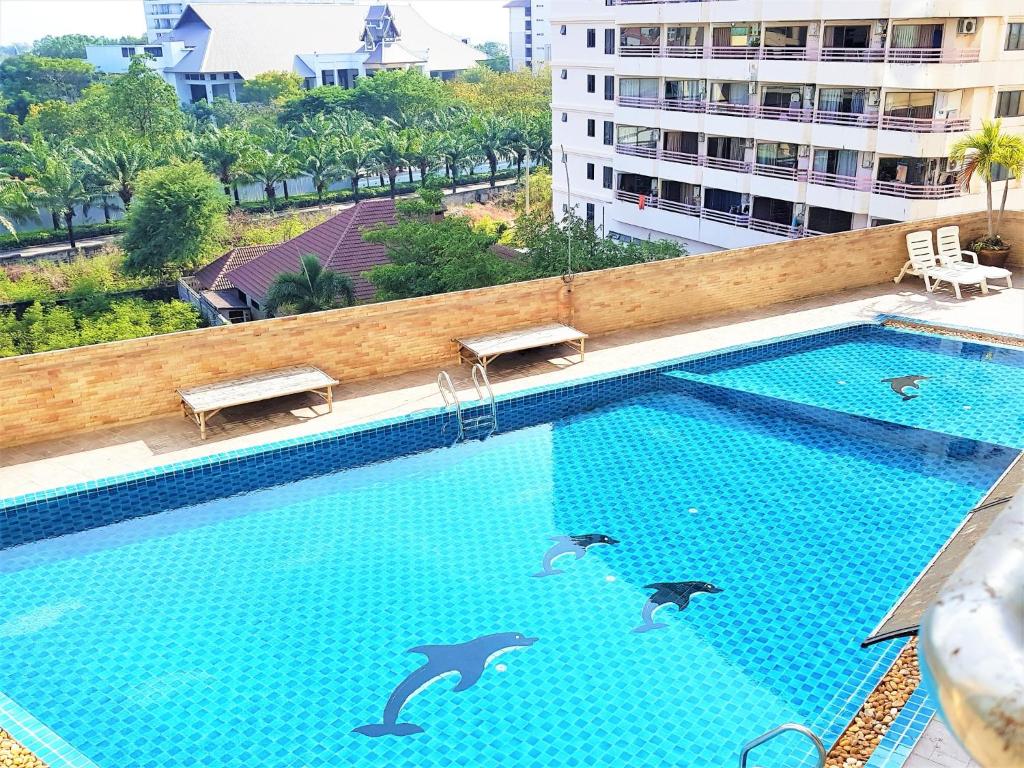 Bazén v ubytování Thepthip Mansion Pattaya 5th floor studio apartment nebo v jeho okolí