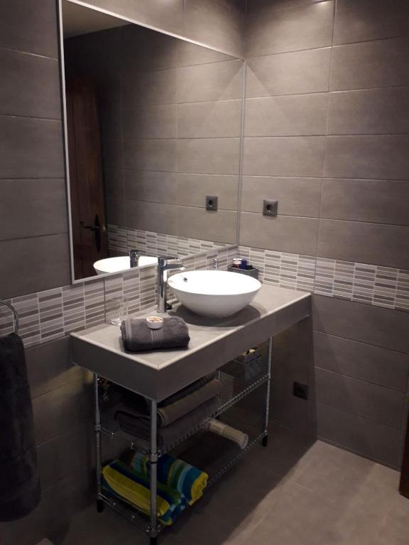 łazienka z dwiema umywalkami i dużym lustrem w obiekcie Casita Blanco w Maladze