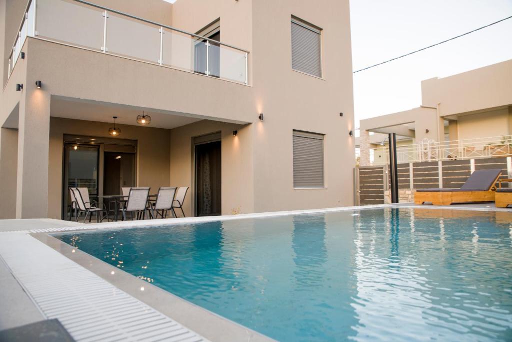 Bazén v ubytovaní Kamilari Paradise Luxury Villa alebo v jeho blízkosti
