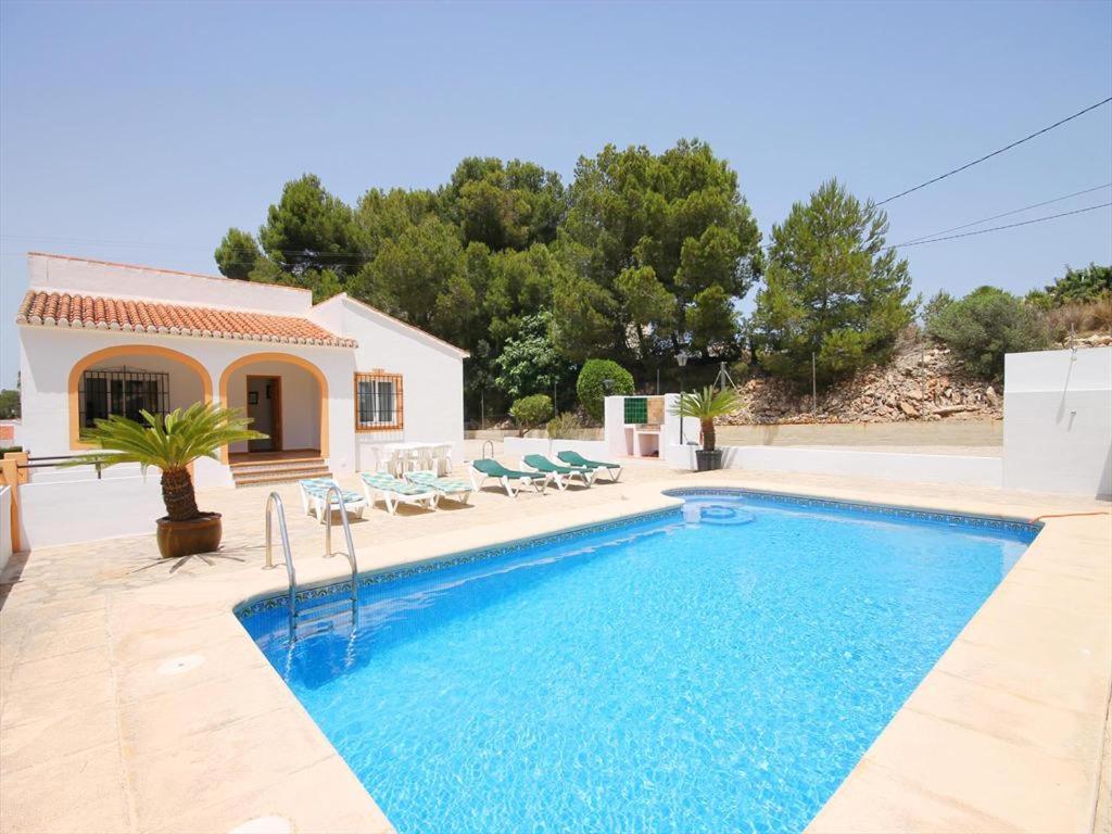 una piscina frente a una villa en Villa- Caleta, en Balcón del Mar
