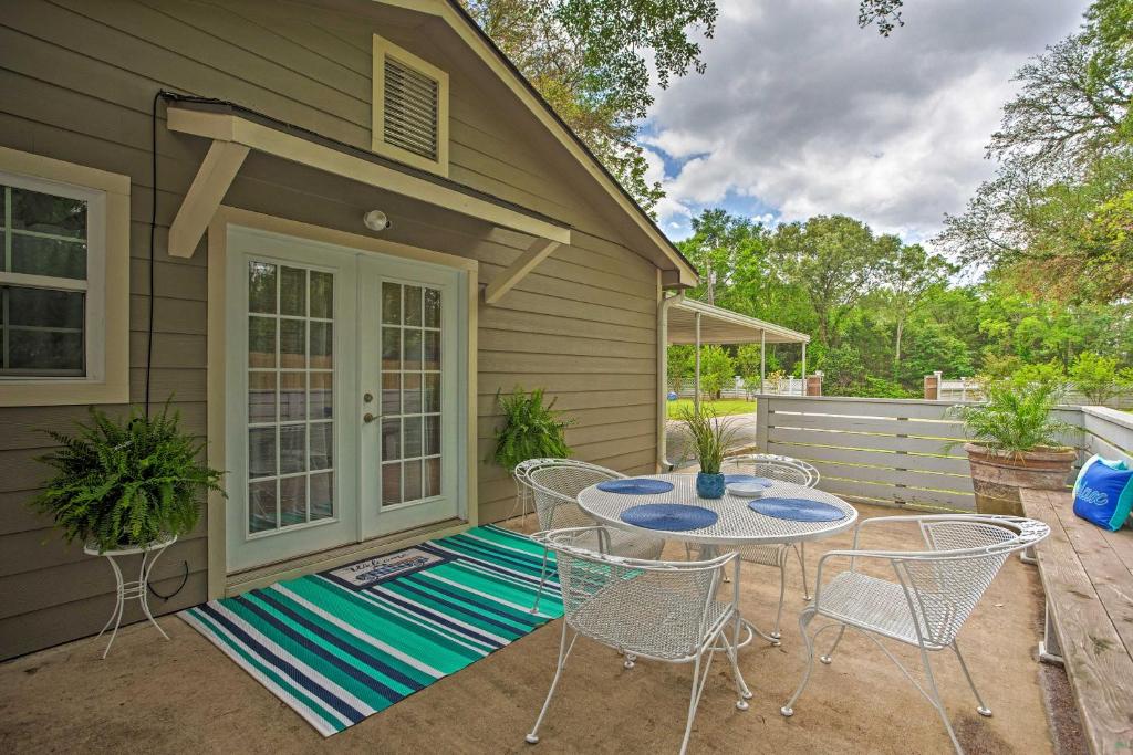 un patio con mesa y sillas en un porche en Cozy Canton Residence with Great Outdoor Space!, en Canton
