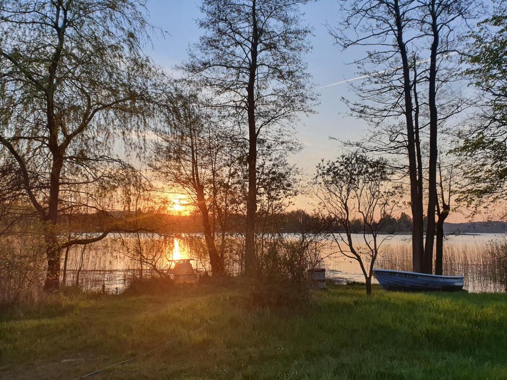 Fotografia z galérie ubytovania Domek nad jeziorem v destinácii Majdy