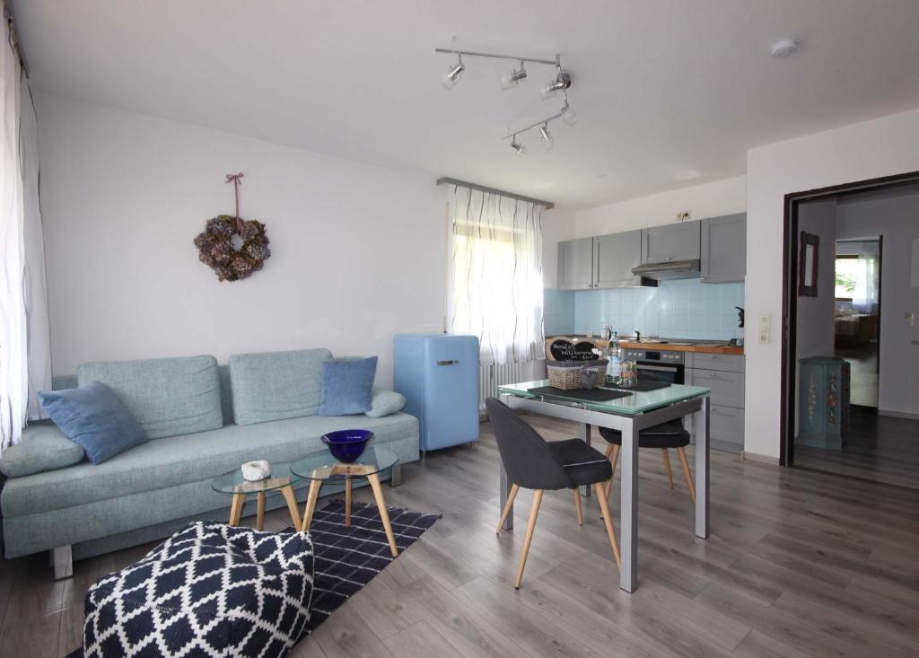 - un salon avec un canapé et une table dans l'établissement Apartment Mühlbach, à Nesselwang