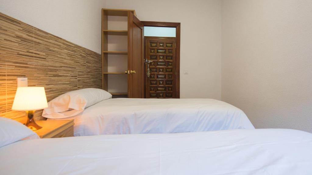 Postel nebo postele na pokoji v ubytování San José con parking incluido - Apartamentos Aloha Toledo