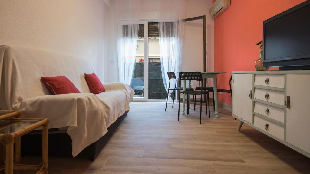 TV a/nebo společenská místnost v ubytování San José con parking incluido - Apartamentos Aloha Toledo