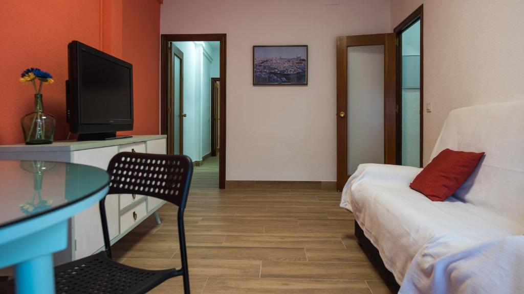 TV a/nebo společenská místnost v ubytování San José con parking incluido - Apartamentos Aloha Toledo