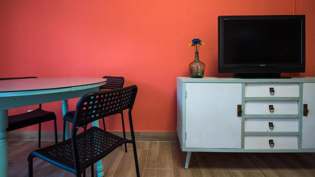 TV a/nebo společenská místnost v ubytování San José con parking incluido - Apartamentos Aloha Toledo