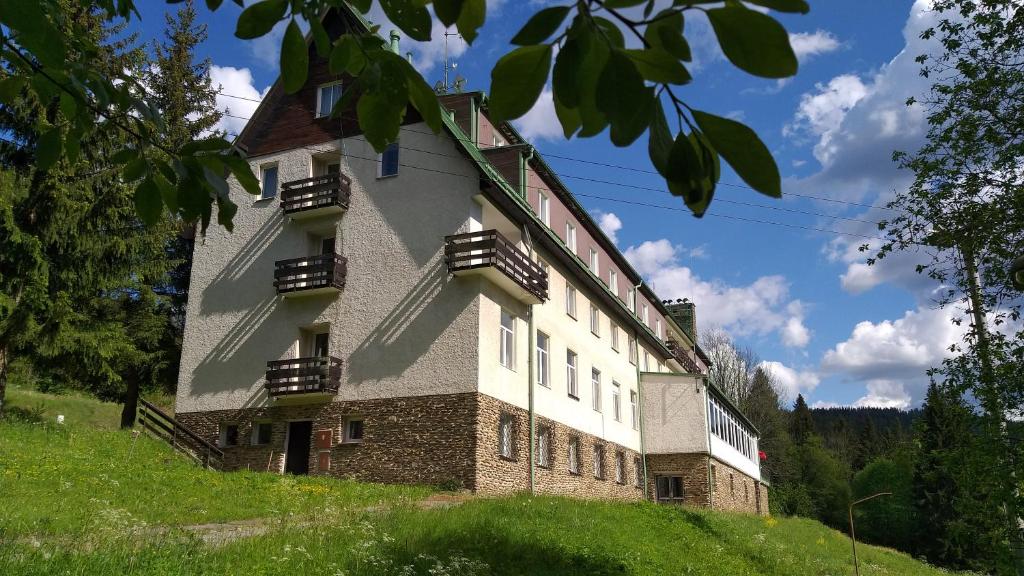 duży budynek na szczycie wzgórza w obiekcie Chata Ořovský w mieście Železná Ruda