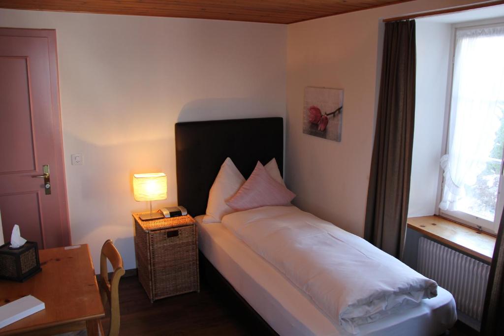 Postel nebo postele na pokoji v ubytování Hotel Restaurant Rössli