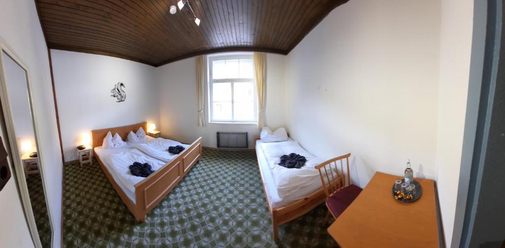 Postel nebo postele na pokoji v ubytování Gasthof Hochalmspitze