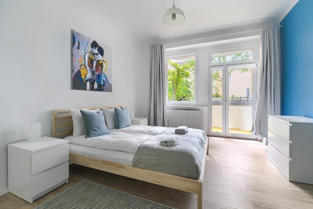 una camera da letto con un grande letto con pareti blu di Apartament Jazz a Stettino