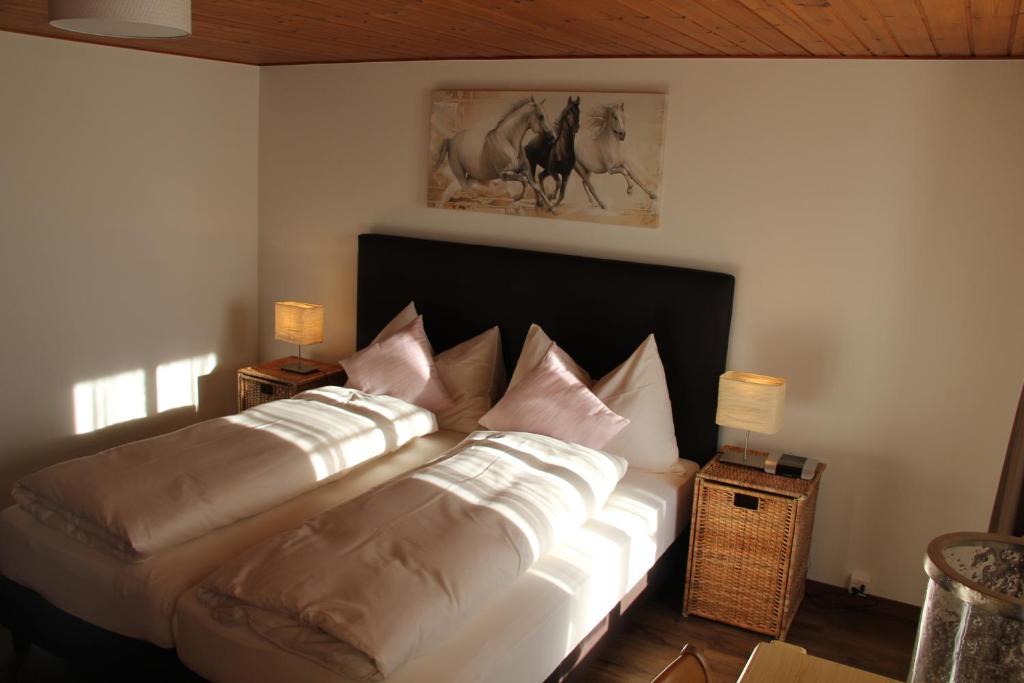 Postel nebo postele na pokoji v ubytování Hotel Restaurant Rössli