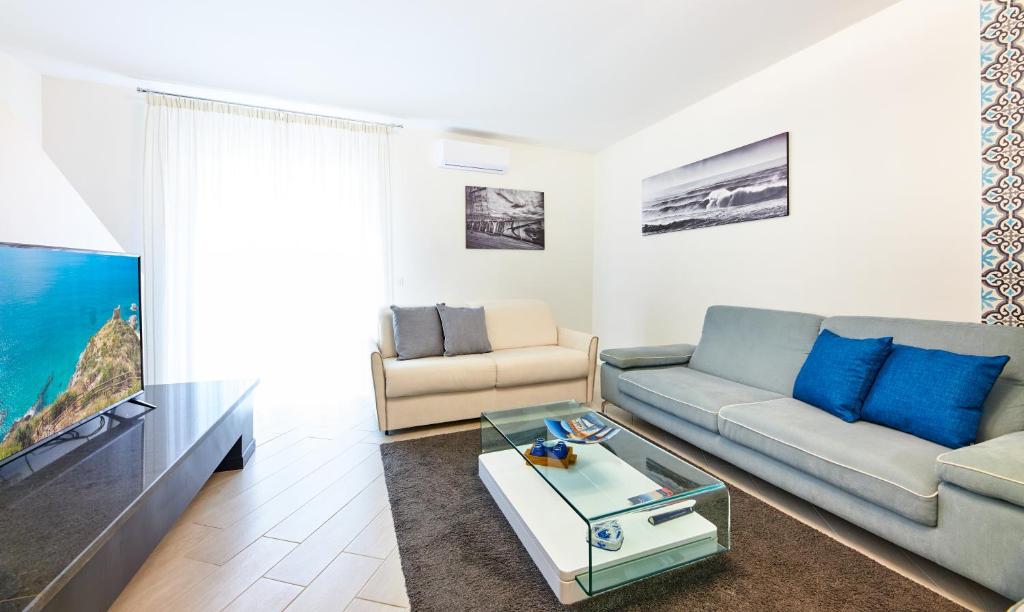 a living room with a couch and a coffee table at Casa Tafuri in Santa Maria di Castellabate