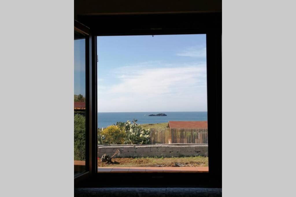 una ventana con vistas al océano desde una casa en Open Space a due passi dal mare, en Ustica