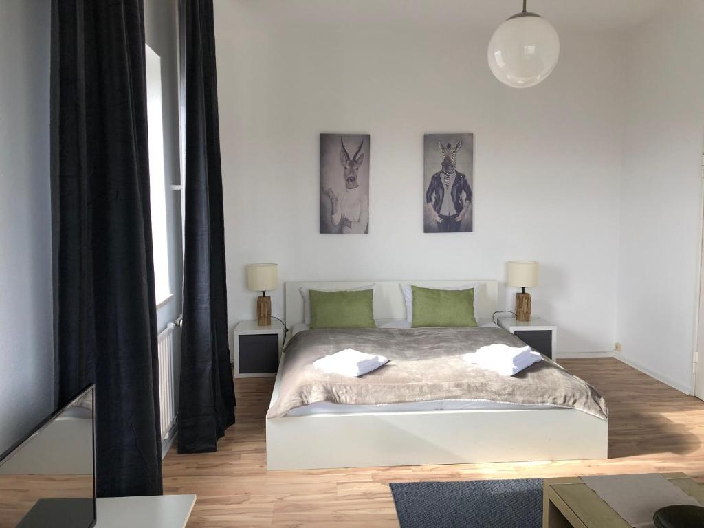 
A bed or beds in a room at Apartment & Boardinghouse Berlin Friedrichshain-Kreuzberg
