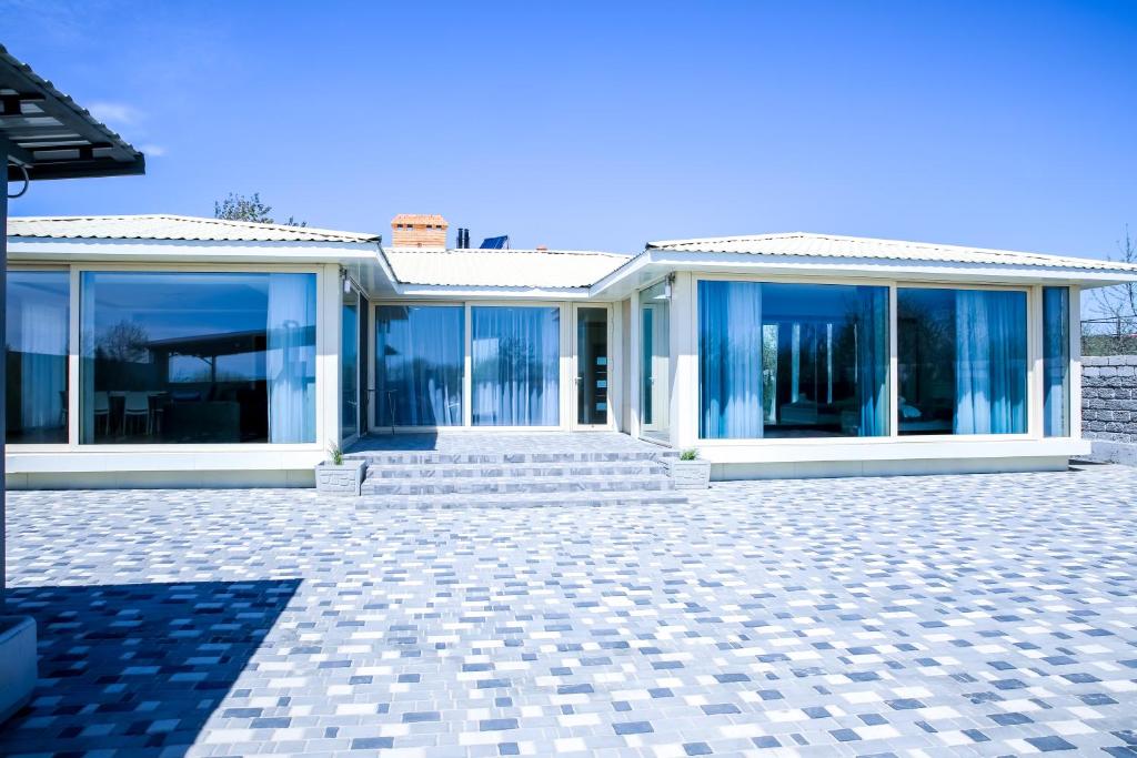 Casa con puertas de cristal y patio en Villa Blanca, en Zatoka