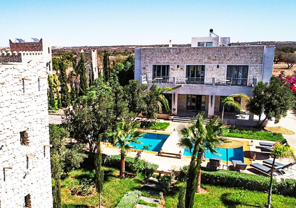 una vista aérea de una villa con piscina en Villa Kamilia Essaouira, en Essaouira