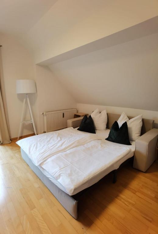 Postel nebo postele na pokoji v ubytování Ferienwohnung Eckberger Weinstrasse 139
