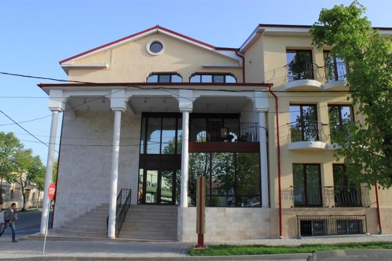 ein Gebäude mit einer Treppe davor in der Unterkunft Hotel Anina in Techirghiol
