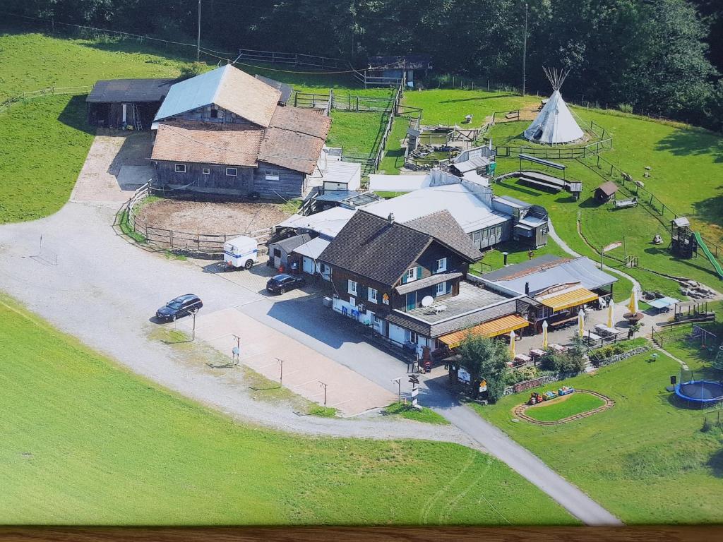 una vista aérea de un gran edificio con una tienda de campaña en Beaver Creek Ranch en Rothenthurm