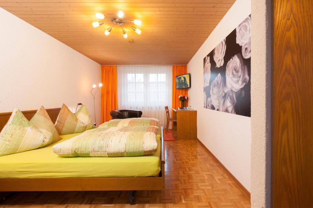 Postel nebo postele na pokoji v ubytování Hotel Landgasthof Hirschen