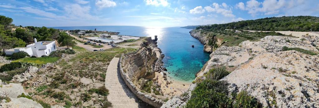 una vista aérea de un río sobre un acantilado en L'Antico Ulivo, en Santa Cesarea Terme