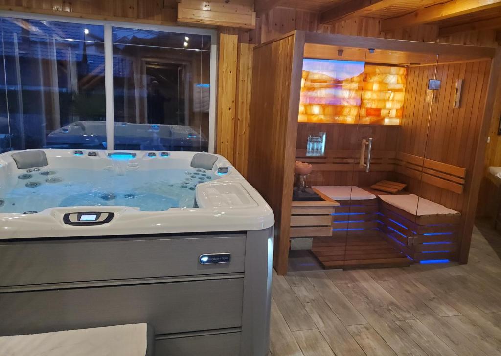 een badkamer met een bad in de kamer bij Thermae D'Olimpia & SPA - Adults Only 14 Plus in Băile Herculane