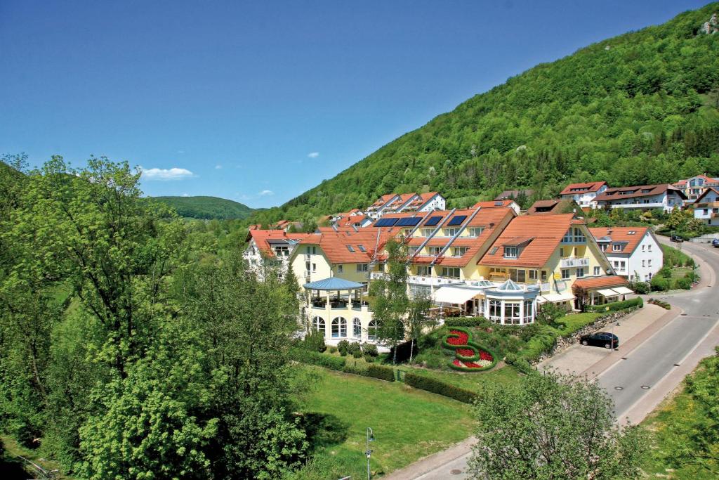 una ciudad en las montañas con una carretera en Wellnesshotel Sanct Bernhard en Bad Ditzenbach