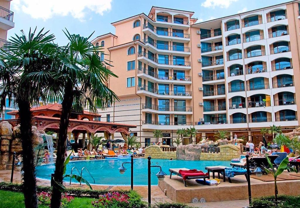 Bazén v ubytování Karolina Hotel nebo v jeho okolí