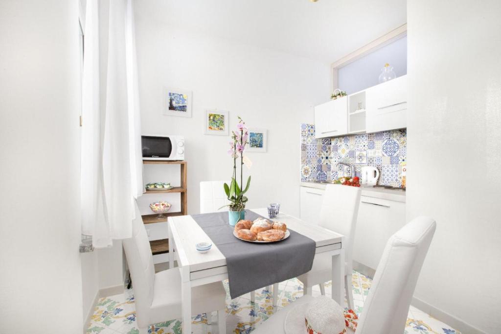 Kuchyň nebo kuchyňský kout v ubytování Millie Sorrento Suites